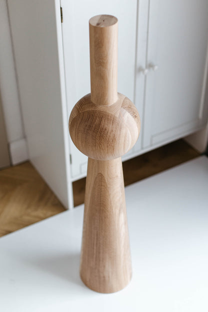 Pied de meuble conique en bois avec détail sphérique – Design tourné, H670 mm