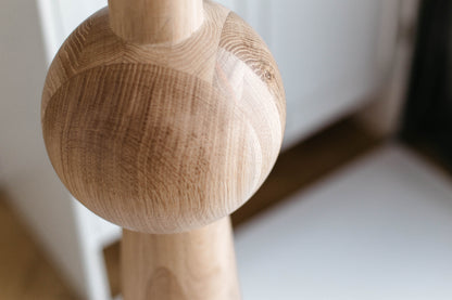 Pied de meuble conique en bois avec détail sphérique – Design tourné, H670 mm