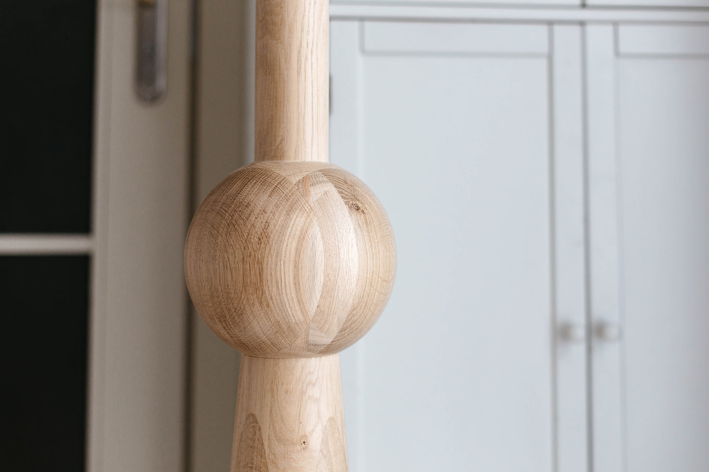 Pied de meuble conique en bois avec détail sphérique – Design tourné, H670 mm