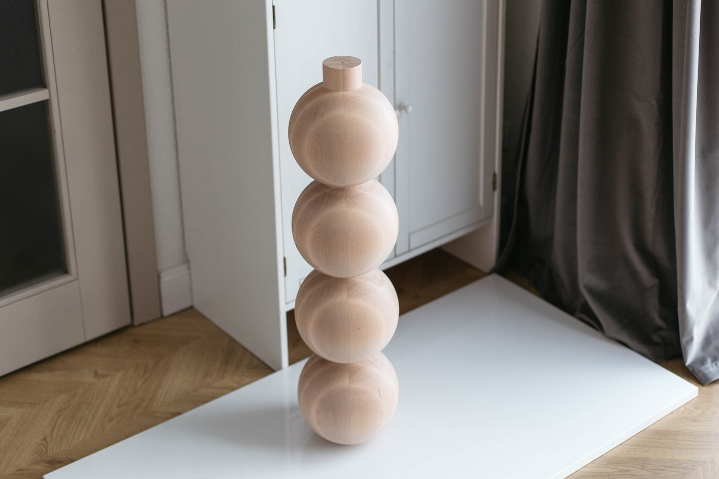 Möbelbein aus Holz mit vier Kugeln – gedrechseltes Design, H670 mm