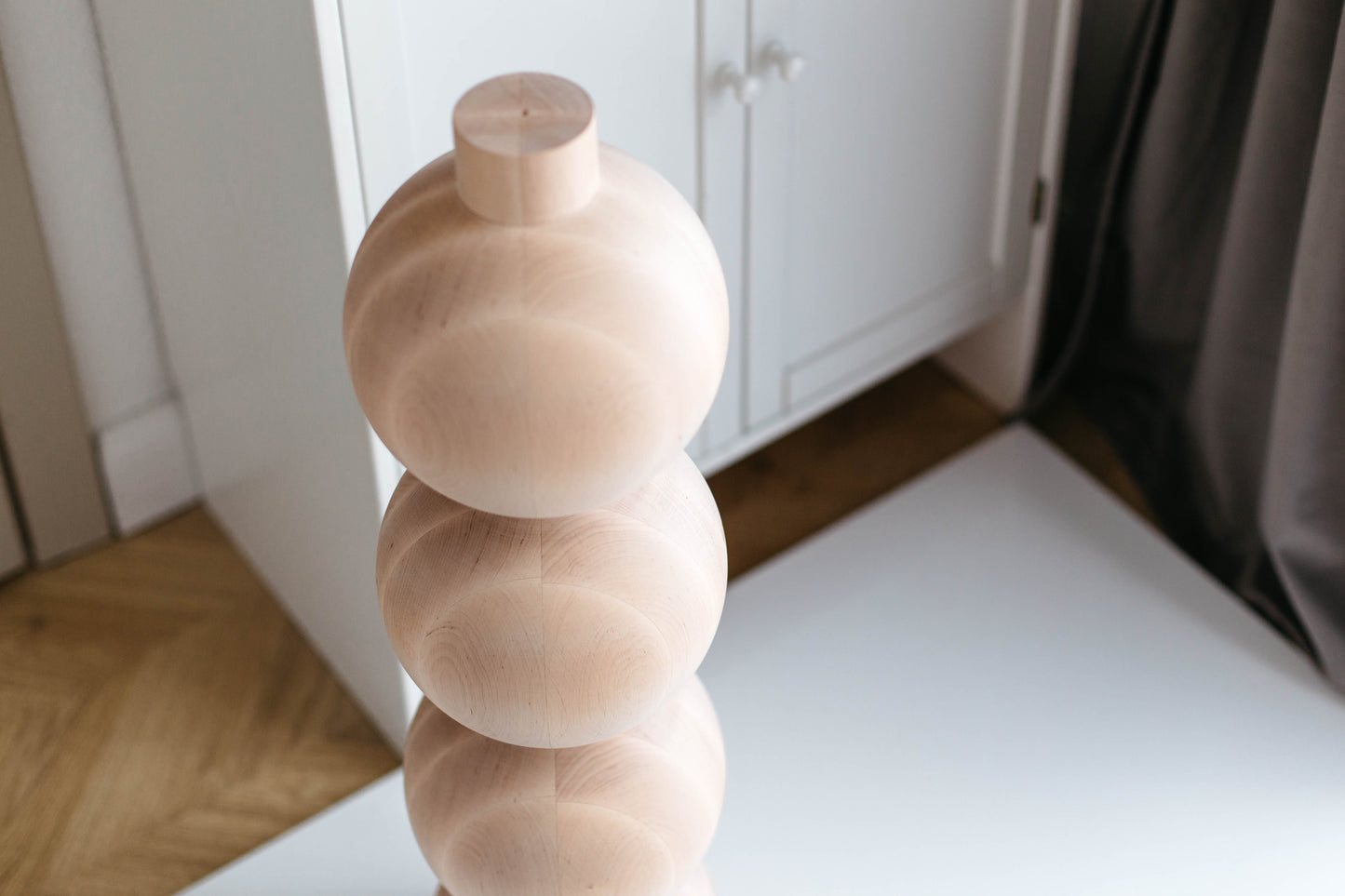 Möbelbein aus Holz mit vier Kugeln – gedrechseltes Design, H670 mm