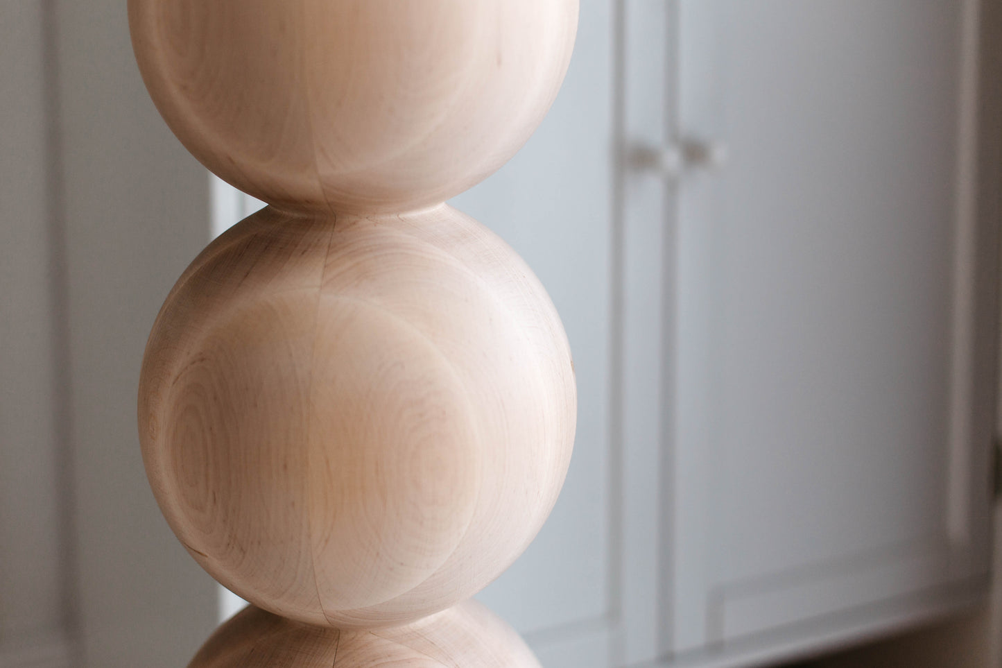 Möbelbein aus Holz mit vier Kugeln – gedrechseltes Design, H670 mm